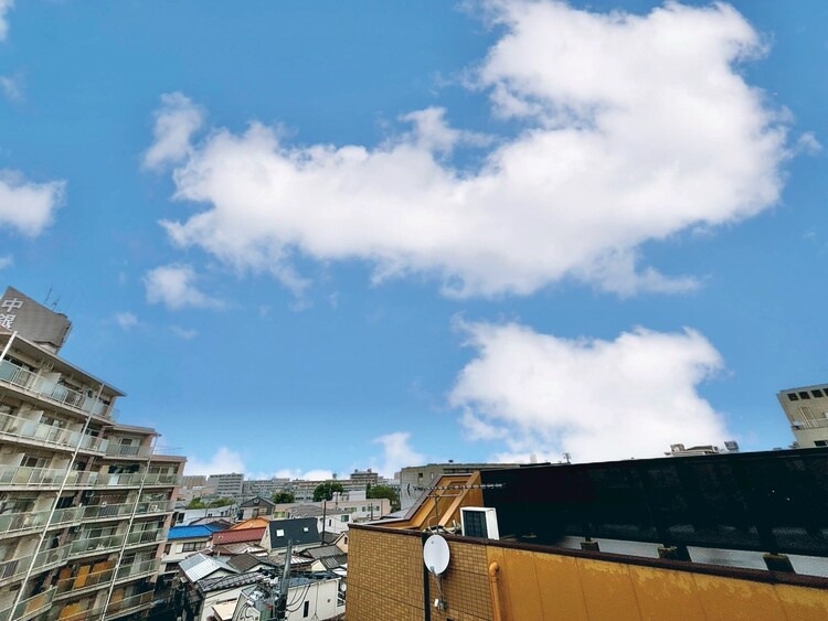 バルコニー 窓を開けると広がる青空。心をリフレッシュして日々を過ごしていきましょう。