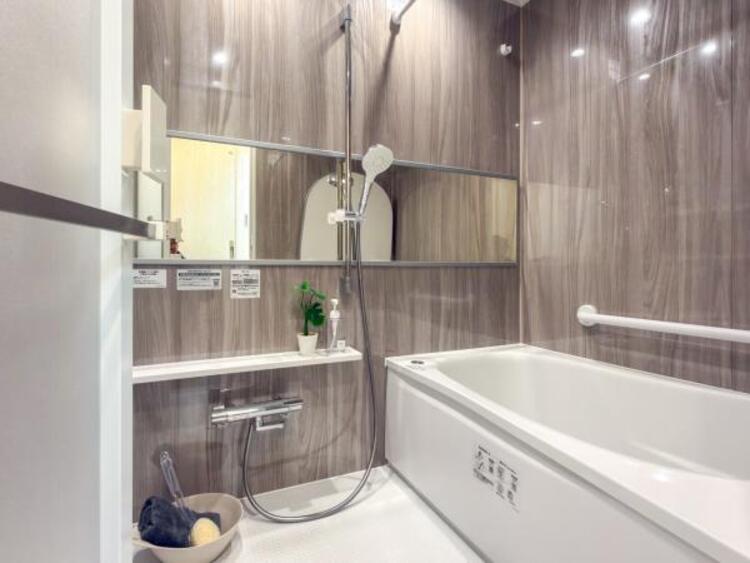 風呂 清潔感のあるバスルーム。高級感のあるデザインが魅力です。