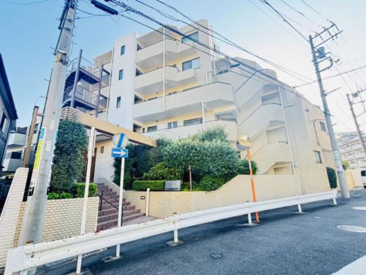 外観 陽とともに、時間によって顔を変える景観、星空や夜景にも負けないデザインの映える外観です。 