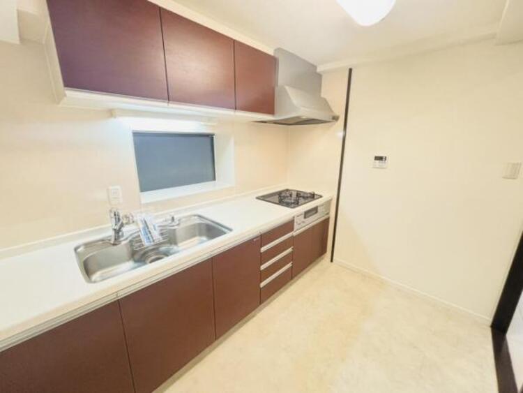 キッチン 料理の幅を拡げてくれる三口コンロの使いやすいシステムキッチンを採用。ワイドなカウンターで、将来お子様と一緒にお料理をするときも重宝します。 