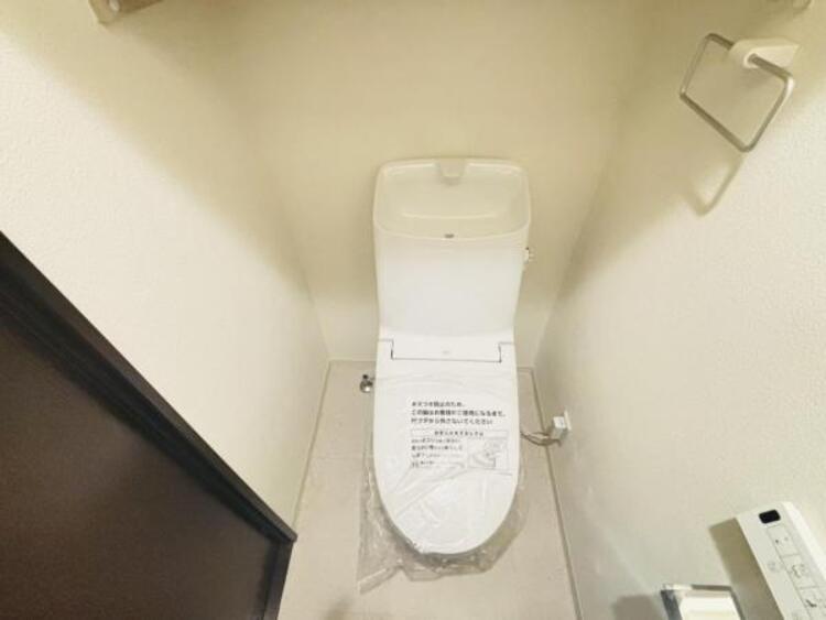 トイレ シンプルでシャープなフォルムは、そのデザイン性だけでなく汚れが拭きやすくお手入れ簡単です。 