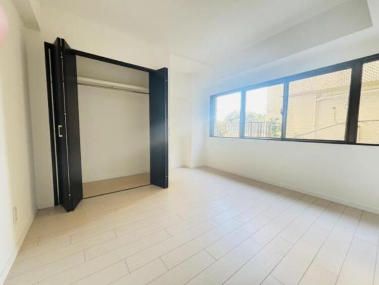 収納 クローゼットには棚やハンガーパイプが備えられているので、大切なお洋服にしわを付けずにそのまましまうことが出来ます。思い出と一緒に大切に保管しましょう。 