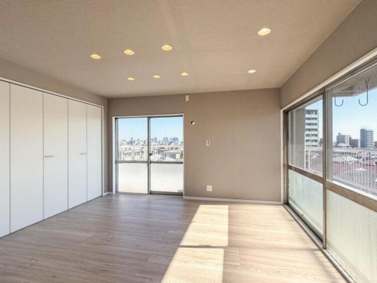 内装 窓からたっぷりと陽光が注がれる、明るく快適なプライベート空間となっています。