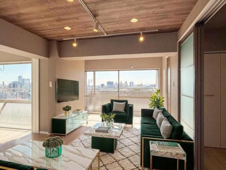 居間 【配置してある家具はCGによるイメージです】光と風があふれる開放的なリビングダイニングには自然と家族みんなが集まってきます。