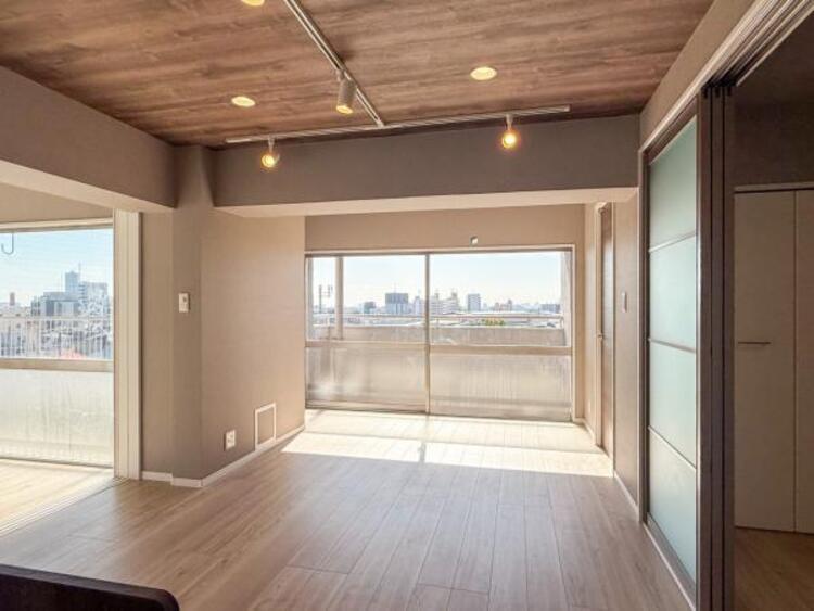 居間 ゆったりとしたリビングです。明るさと風が入る窓配置が安らげる空間を演出します。