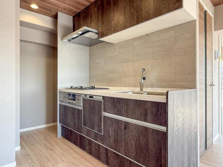 キッチン 広々としたキッチンスペース。食洗機付のキッチンは料理が捗ります。