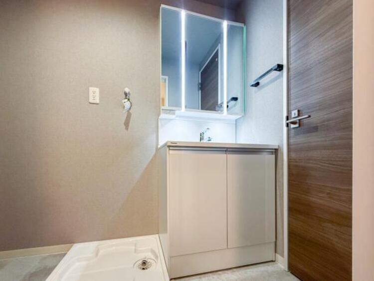 洗面 三面鏡の付いた洗面化粧台は、鏡面裏側にも機能的な収納を配置。普段使いの洗面小物やスキンケア用品などが衛生的に保管できます。