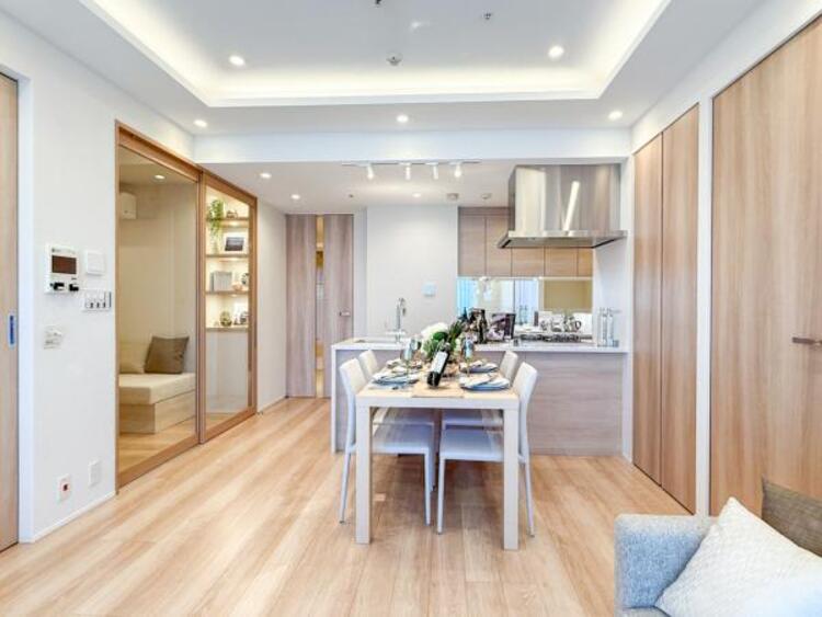 居間 【家具・小物は販売価格に含まれません】リビングには床暖房付。空気を汚さず、ほこりも舞い上がらないので小さなお子さまがいても安心です。