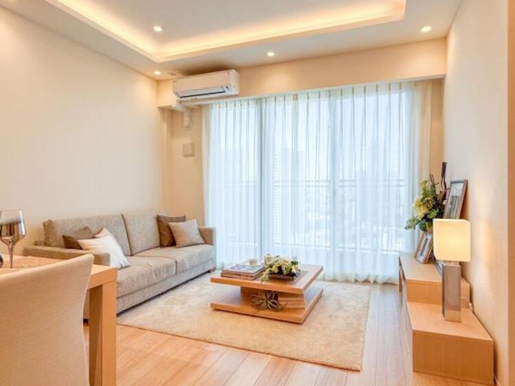 居間 【家具・小物は販売価格に含まれません】光と風があふれる開放的なリビングダイニングには自然と家族みんなが集まってきます。