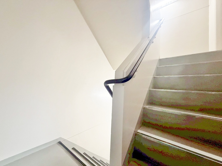 その他 共用部の階段です。明るく清潔に管理されています。