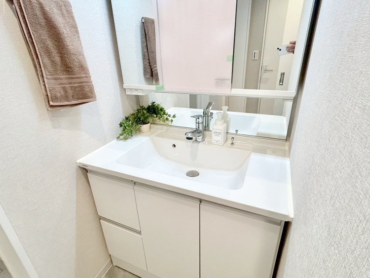 その他 清潔感を感じられる洗面化粧台。