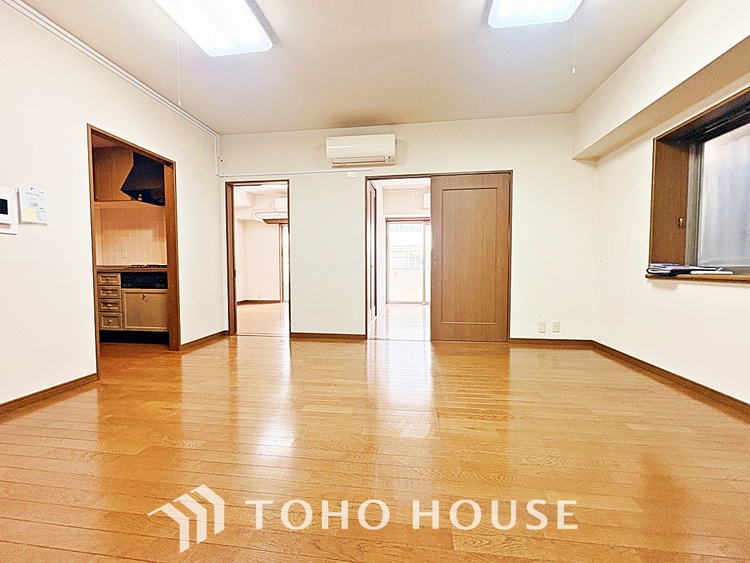 内装 【living】居心地のいい暮らしには欠かせない眩い採光。ゆったりとした幅の窓からこの空間に降り注ぐ採光が絶えない。明るいリビングこそ居心地のいい暮らしが待っているのだと思う。