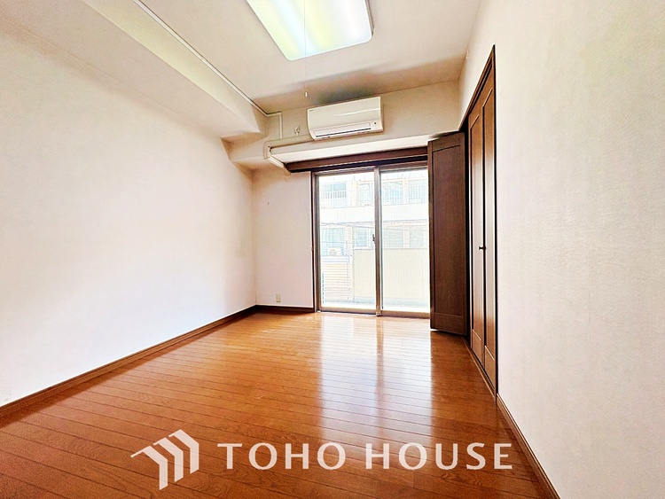 内装 【ROOM】感性を育むプライベートルームはシンプルでスマートな空間。好みの空間で読書をしたり、音楽を聞いたりと一人の時間も充実したものにできます。