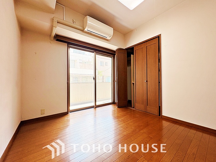 内装 風の通り道。舞い込んでくる風が優しく躍り、室内に爽やかな空気を運んでくる。そこに季節の息吹を感じて、いまがどんな季節なのかを実感する。