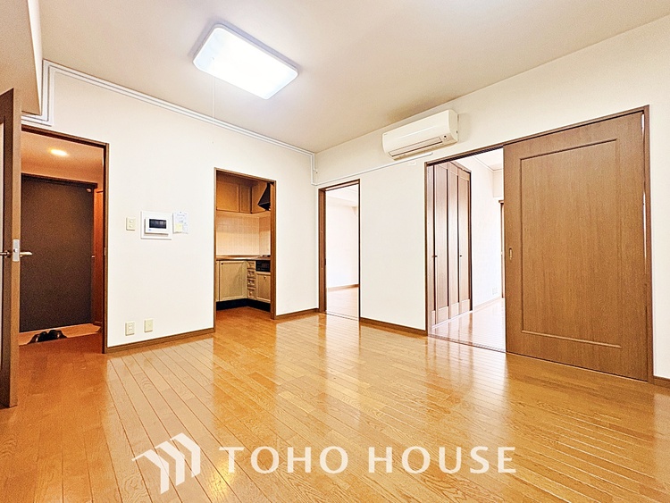 内装 叶えたかったのは落ち着きのあるナチュラルな風合い、そして開放感があるリビング。優雅な気分に浸れる幸せな時間を家族が自然と集まりたくなるこの空間で。