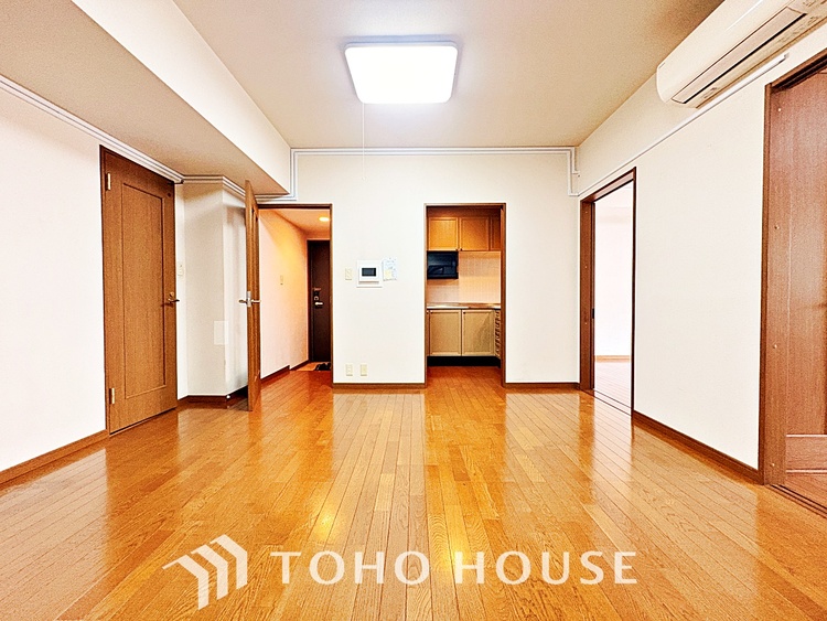 内装 ◆サンサンと◆差し込む太陽の光がこのリビングに笑いをもたらす。ソファの上のクッションがポカポカした暖気にぬくぬくと微睡んでいる。