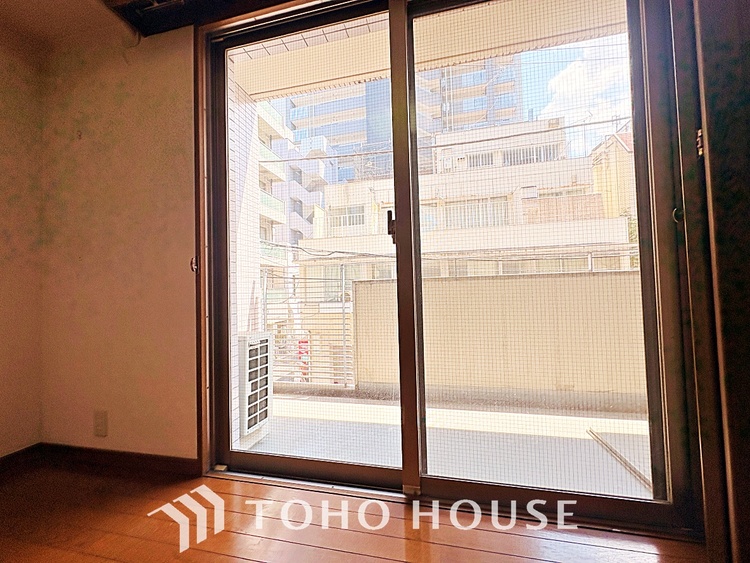 内装 使いやすく、明るい洋室に仕上がります。子供部屋や趣味のお部屋にご利用できます。ご自身で家具などを配置し、素敵な空間を創り上げられます。