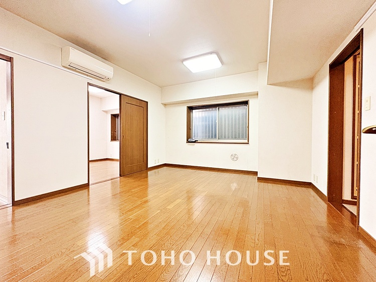 内装 ここはみんなが集い、食事と楽しい会話が始まる場所。話に夢中になりすぎて、ついつい時を忘れ、夜半過ぎになってしまう。そんな束の間の幸せを感じさせてくれます。