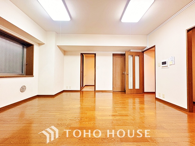 内装 使いやすく、明るい洋室に仕上がります。子供部屋や趣味のお部屋にご利用できます。ご自身で家具などを配置し、素敵な空間を創り上げられます。