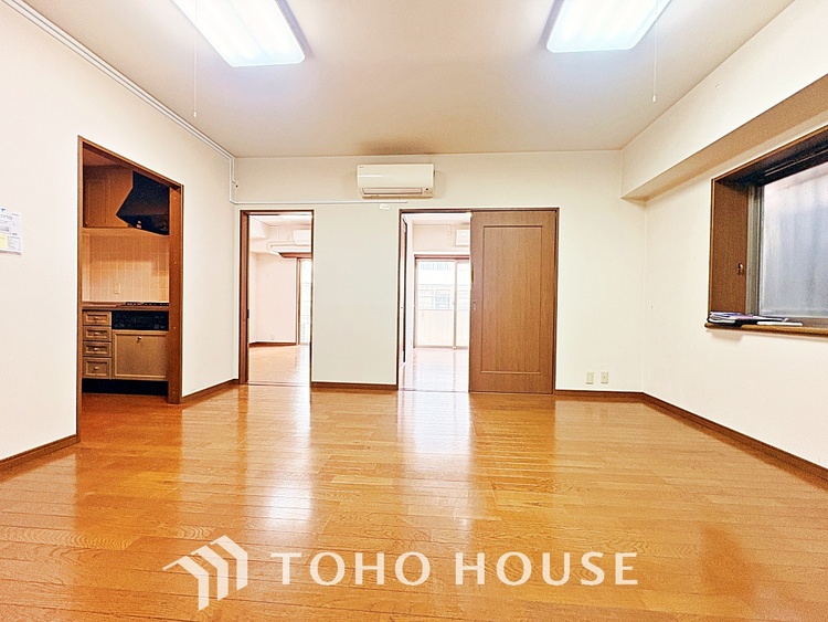 内装 使いやすく、明るい洋室に仕上がります。子供部屋や趣味のお部屋にご利用できます。ご自身で家具などを配置し、素敵な空間を創り上げられます。