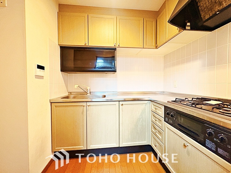 キッチン 手元の収納から、足元の収納までが全てスライド式で、奥のスペースまで有効に活用できます。奥まで上から見渡せるので、たまにしか使わない調理器具もサッと取出せます。