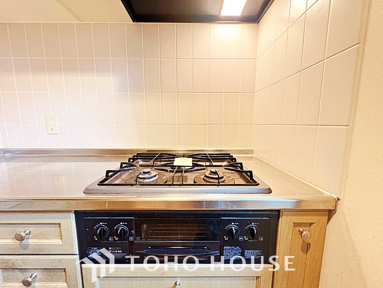 キッチン ◆愛育◆キッチンは家族の絆を育む大切な空間。シンプルで使い易いSystemKitchenで愉しく作る料理は愛情のある美味しいご馳走に。家族で使える広々としたダイニングキッチンです。