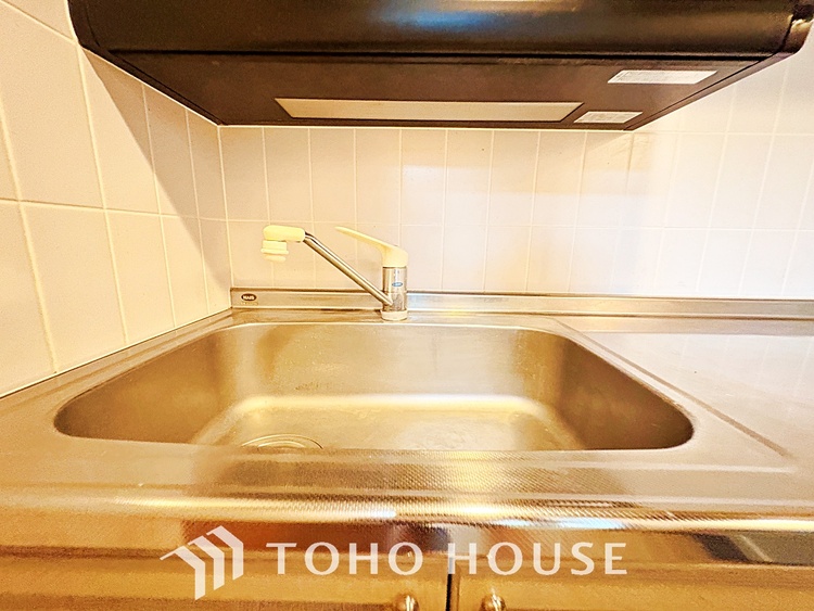 キッチン キッチンは家族の絆を育む大切な空間。シンプルで使い易いシステムキッチンで愉しく作る料理は愛情のある美味しいご馳走に。家族で使えるダイニングキッチンです。