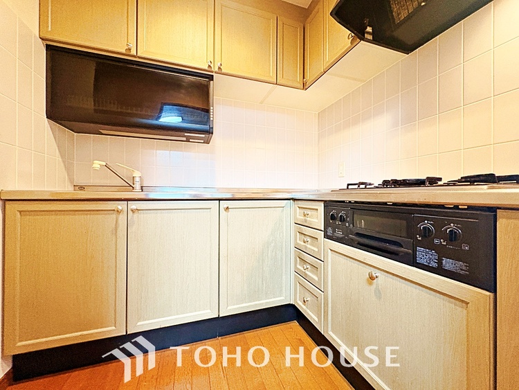 キッチン 広々としたキッチンのシンクは、料理の準備と片付けを楽にし、使いやすさを最大限に引き立てます。