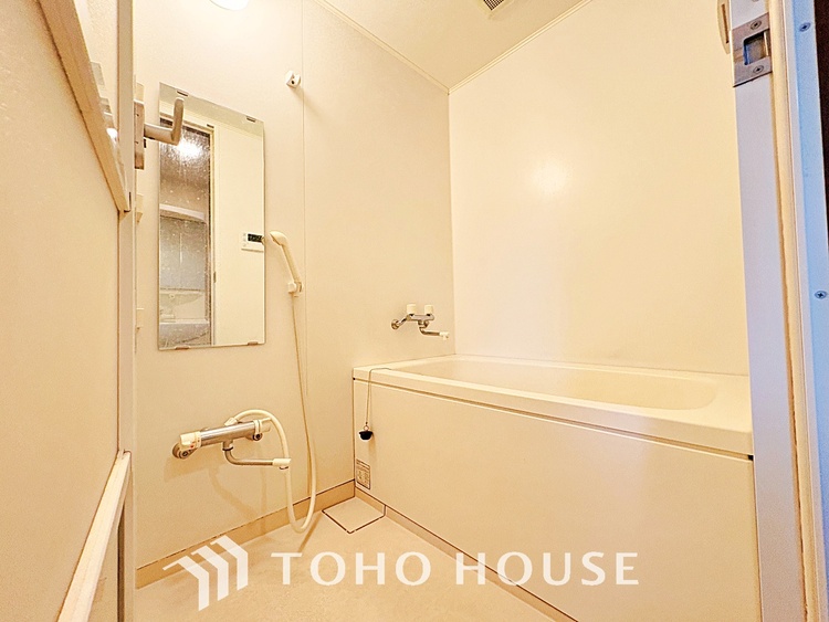 風呂 【浴室】《一日の疲れを落としてくれる場所は、落ち着く場所でなければならない》　高級感溢れるカラーと大きさ・柔らかな曲線で構成された半身浴も楽しめるバスタブが心地よさをもたらします。