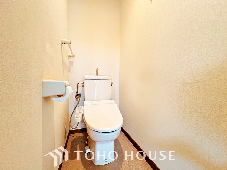 トイレ 清潔感あるホワイト調のクロスと温もり溢れるモダンカラーの床材が見事に調和した本邸宅は、毎日の生活を少しでも快適に過ごして頂ける様に落ち着いた雰囲気作りから行っています。