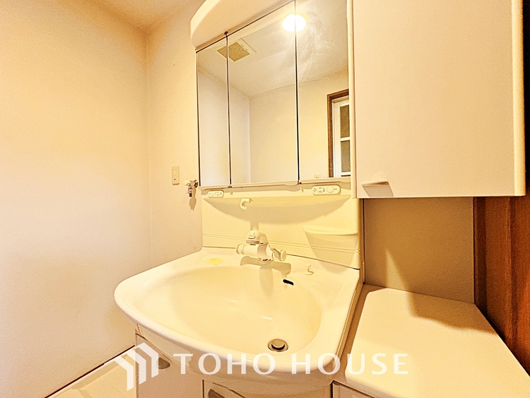 洗面 気持ちの良い朝をつくりだし、夕方には笑顔を取り戻させてくれるミラー。パウダールームはいつでも本来の自分を取り戻せる空間。明るく仕上げてあります。