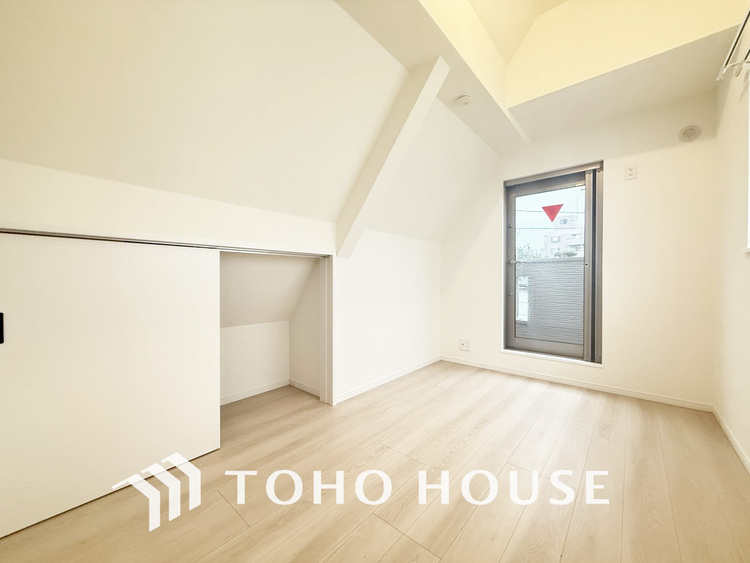 内装 採光もある洋室は、くつろぎのひと時を過ごすのにぴったり