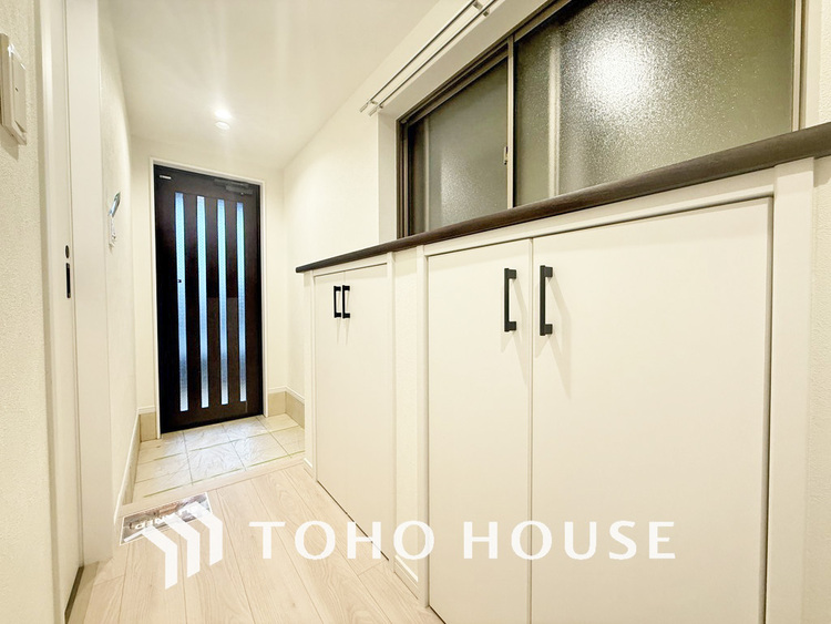 玄関 落ち着いた雰囲気の玄関、家族の帰りを暖かく迎えてくれます