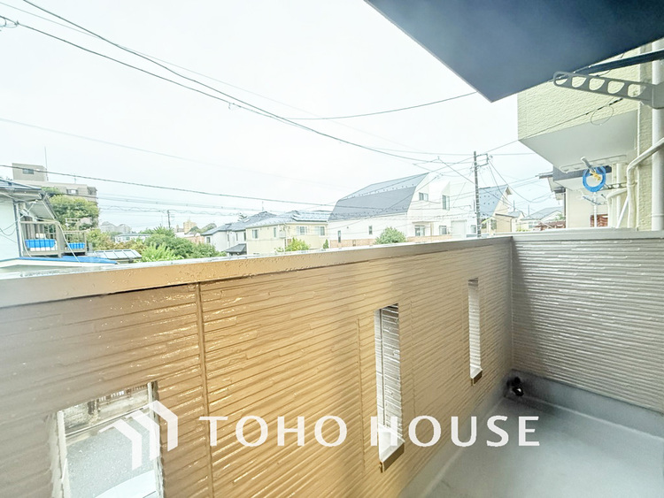 バルコニー 日当たりの良いバルコニーで晴れの日の洗濯物も楽しみになりますね