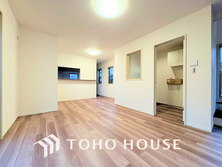 内装 約15.5帖のゆったりLDKは家族団欒の空間、会話もはずむ明るいリビング