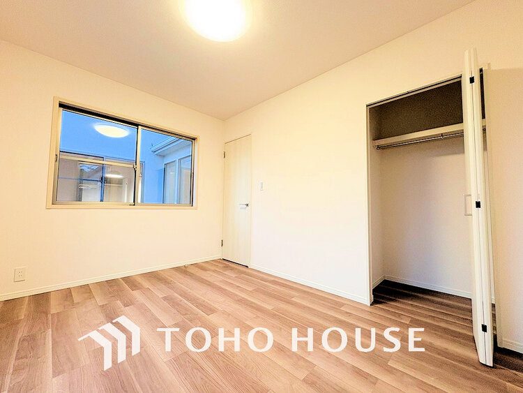 内装 採光もある洋室は、くつろぎのひと時を過ごすのにぴったり