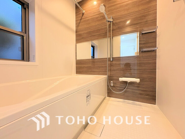 風呂 一日の疲れを癒すバスルームは、心地よいリラックスを叶える清潔感溢れる空間