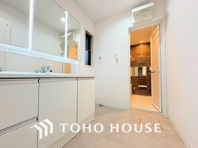 洗面 白を基調とした清潔感のある洗面室で朝の身支度を