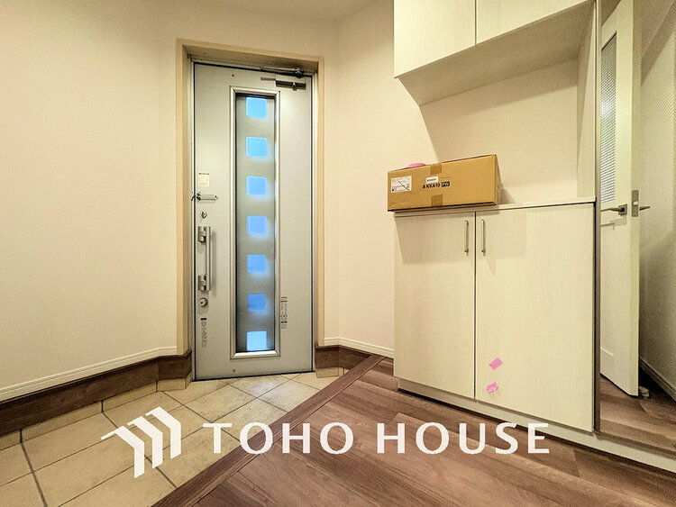 玄関 優しい雰囲気の玄関、家族の帰りを暖かく迎えてくれます