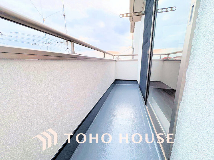 バルコニー 日当たりの良いバルコニーで晴れの日の洗濯物も楽しみになりますね