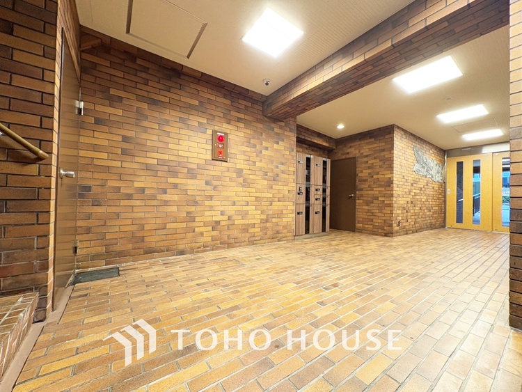 内装 【Bouncy conversation】　パートナーや家族が集う憩いの空間。真新しい木目のフローリングや白亜のクロスを陽の光、ダウンライトが照らし出し、家族・友人・知人の会話に華を咲かせます。