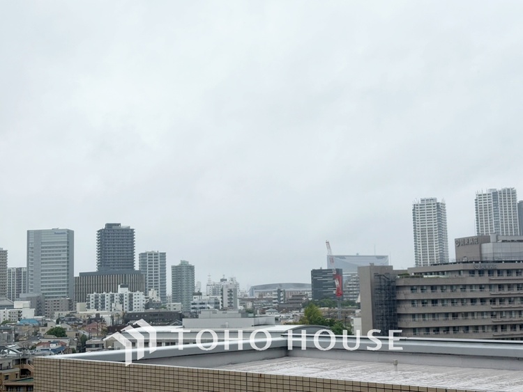 キッチン 【Kitchen】美しく使いやすいキッチンは油汚れが簡単に拭き取れる素材で加工されており、浄水器シャワーから流す水の音を軽減する静かなシンクを採用。見えないところにさり気ない配慮が嬉しい