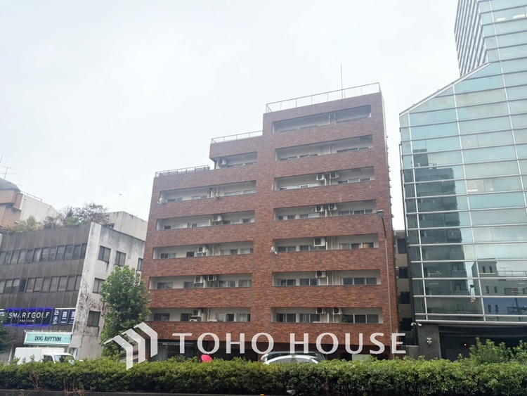 キッチン 【Kitchen】美しく使いやすいキッチンは油汚れが簡単に拭き取れる素材で加工されており、浄水器シャワーから流す水の音を軽減する静かなシンクを採用。見えないところにさり気ない配慮が嬉しい