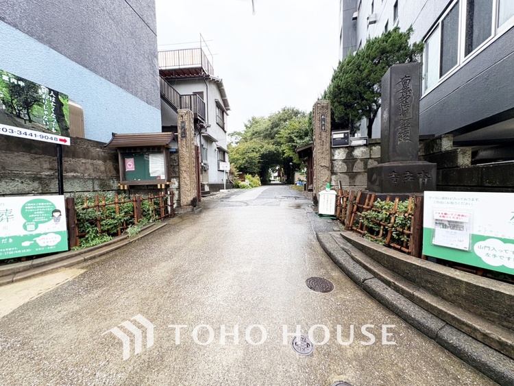 キッチン 【Living room】◆リビング◆家族への思いを抱きながら、平和に過ごす悠久の時。あたかかく感じるのは、日当たりだけではない。広く和やかに暮らせる空間と、家族の存在を噛みしめて。