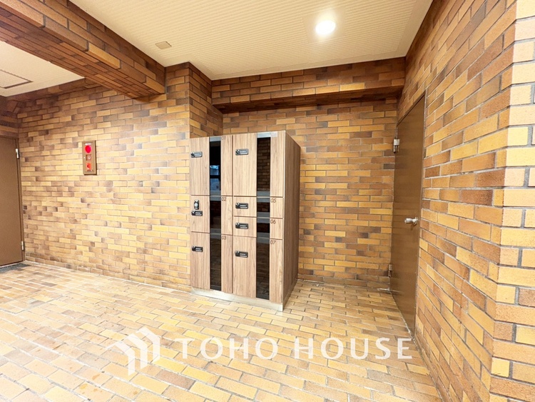 風呂 【Swaying surface】光に照らし出されたバスルーム。膨よかな湿度と静かに揺れる眼前の水面。広い浴槽にゆっくりと身を沈め深く瞑想をすれば、また新たな活力が膨らんできます。