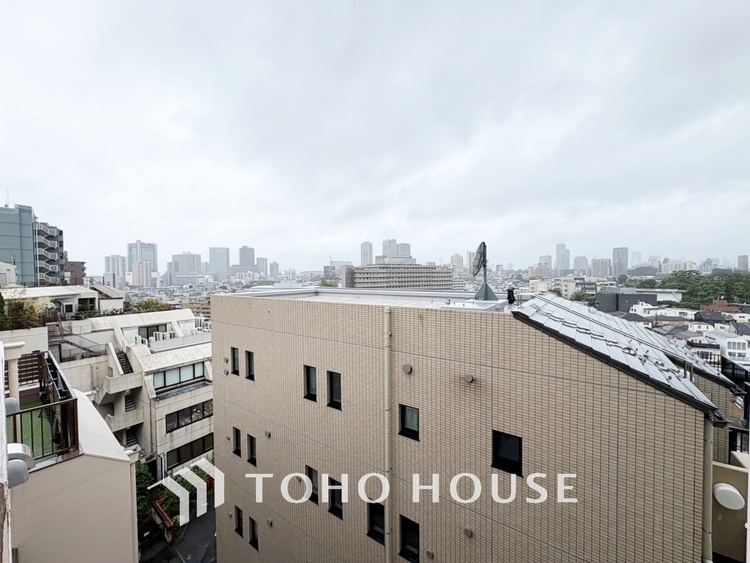 トイレ 【toilet】トイレットペーパーの使用回数を減らせることです。 シャワートイレを使用すれば、洗浄して汚れを落とすことができるため、トイレットペーパーの使用を最小限にとどめることができます。