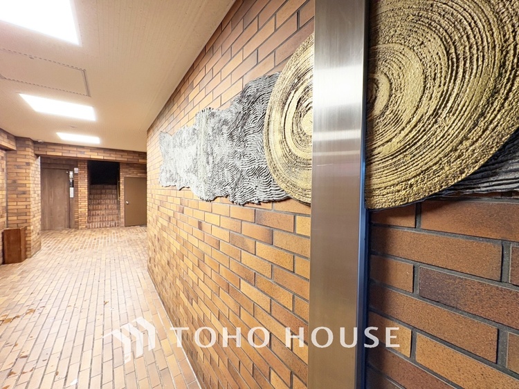 洗面 【Wash basin】十分な大きさの洗面台は収納もさる事ながら、身だしなみチェックや歯磨きなど、朝の慌ただしい時間でもホテルライクなスペースで余裕とゆとりを感じて頂けます。