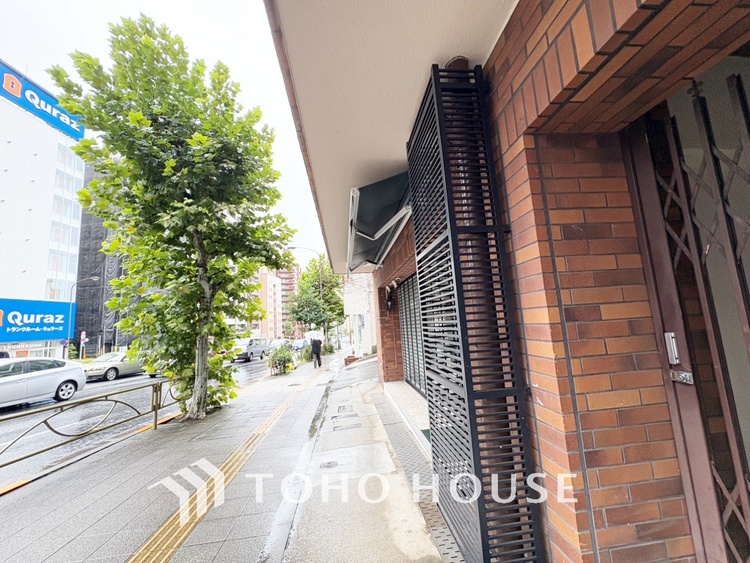 エントランス 【Entrance】仕事は好きだ。でも今日という一日はあまり芳しくない日もある。とぼとぼと家路に付く頃、ふと目を上げると我が家のエントランス。