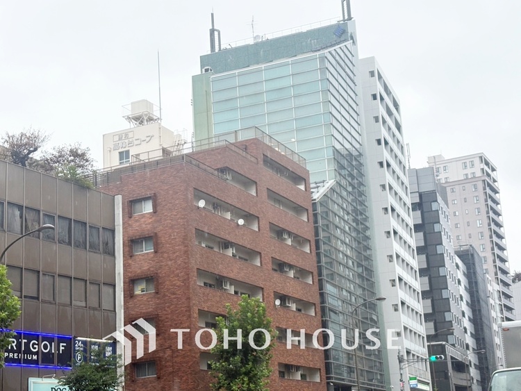 その他 【By the window】◆窓辺◆窓を開けベランダに出ると当所なく広がる街と空のスクリーン。風が凪ぎ一時停止する目の前の画面