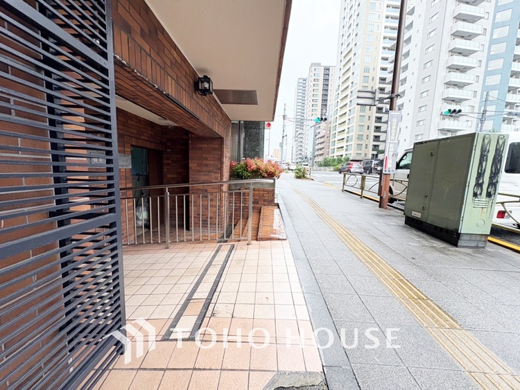 その他 ◆木漏れ日◆の様な採光が優しく足元を照らし、心地いい暮らしの道しるべを写し出す。この空間で過ごす家族との語らいの時間がとても素敵で幸せを感じるかもしれない。【Holiday of a home】